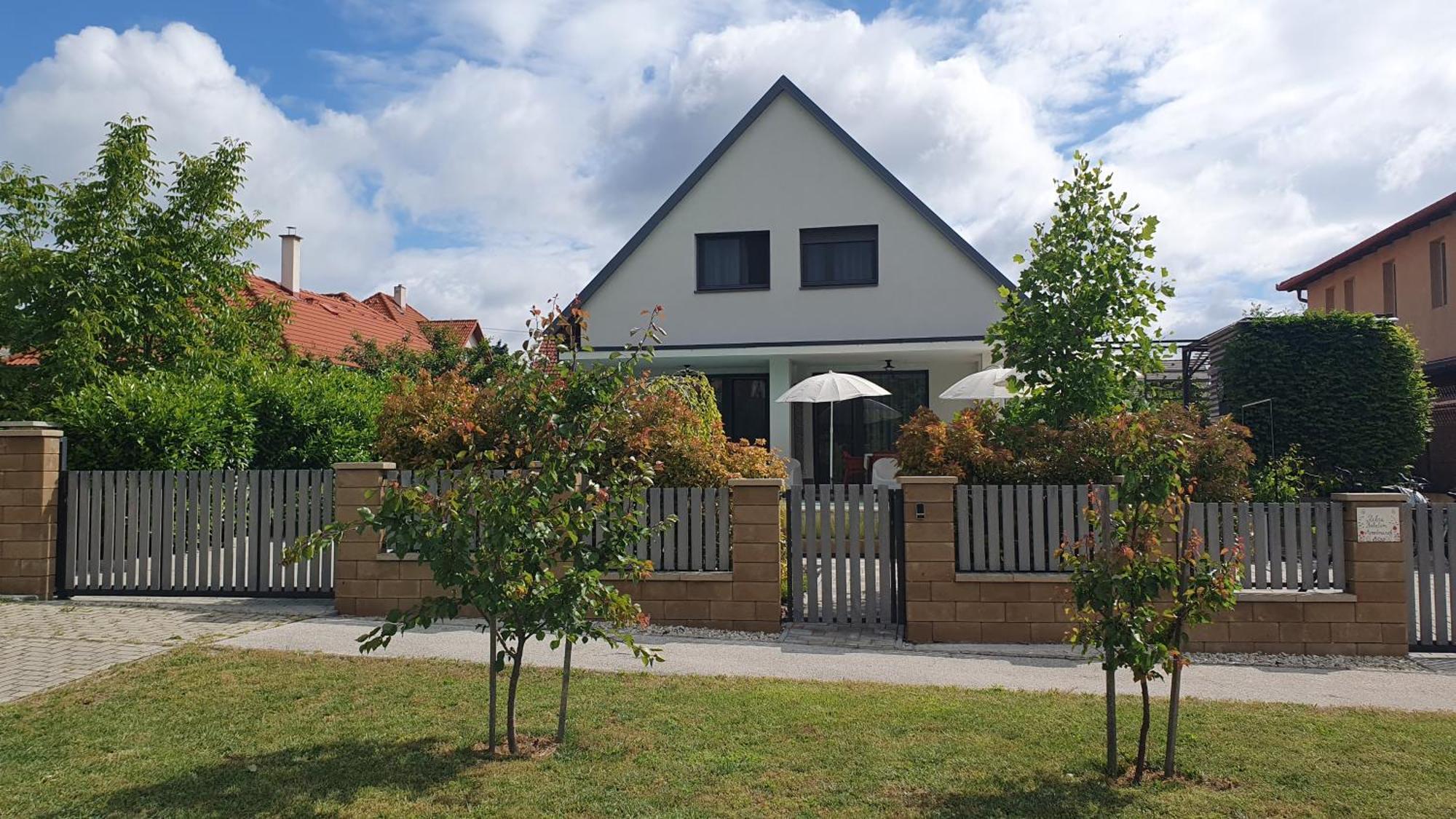 Relax Balaton Apartmanok Balatonfured Ngoại thất bức ảnh